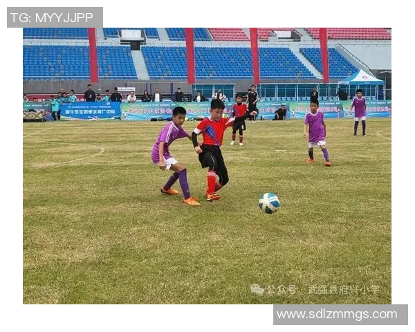 足球场上球星身旁的小孩闪耀瞬间 他们的未来或许比足球更光辉